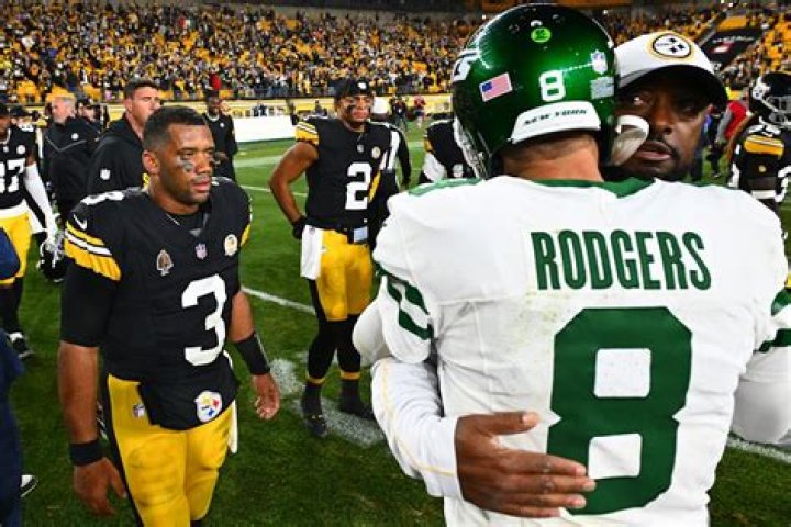 Earning $109,000,000 in Two Years, Aaron Rodgers Begging Strangers for MoneyGets Flagged by N ·