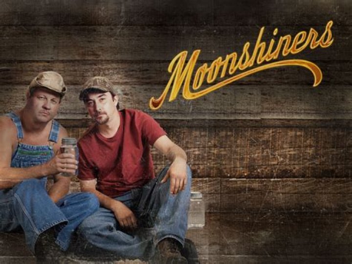 How much do the Moonshiners make per episode on Discovery?