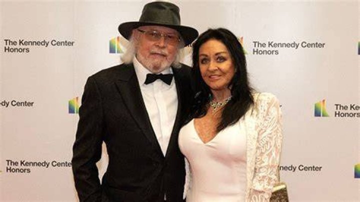 Is Barry Gibb Still Married To Linda?