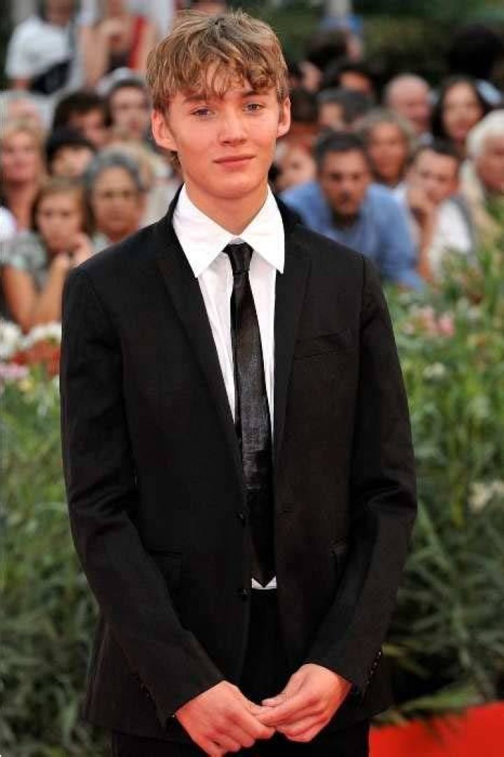 Toby Regbo Height, Weight, Age, Girlfriend, Family, Facts, Biography