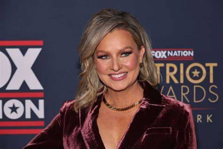 Unveiling The Age And Story Behind Sandra Smith's Fox News Journey