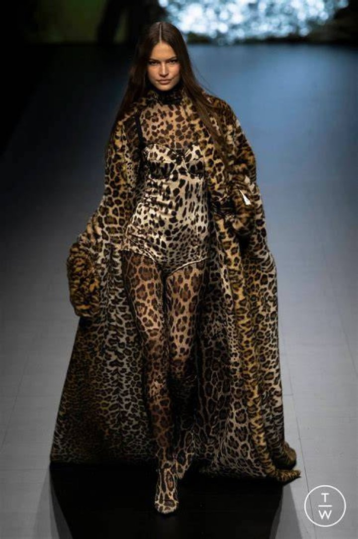 Unveiling The Allure Of Lainey Wilson's Iconic Leopard Print Pants